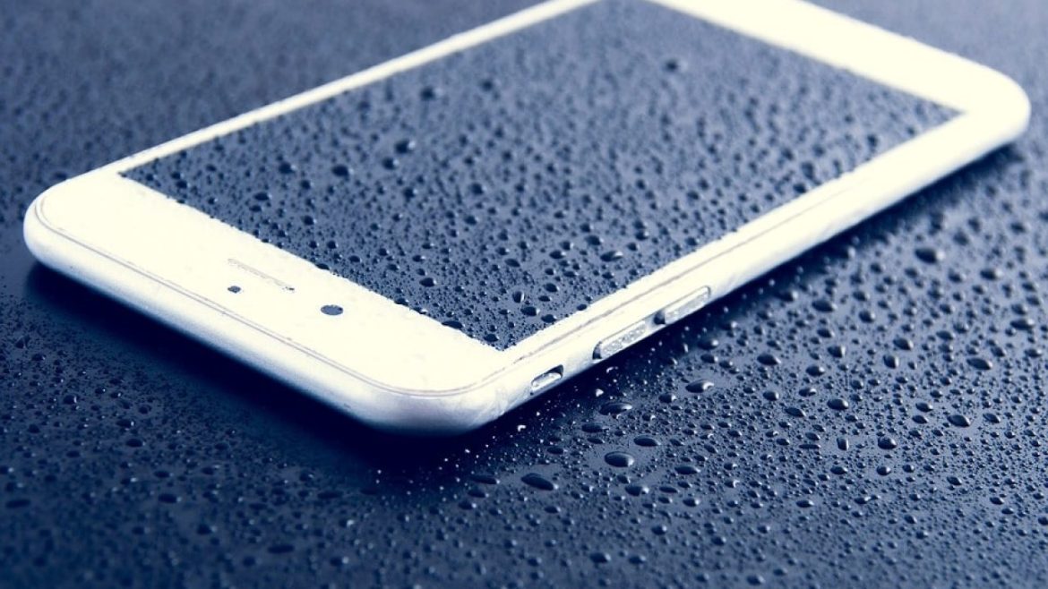 Како да постапите ако вашиот паметен телефон падне во вода: водич за брзи чекори