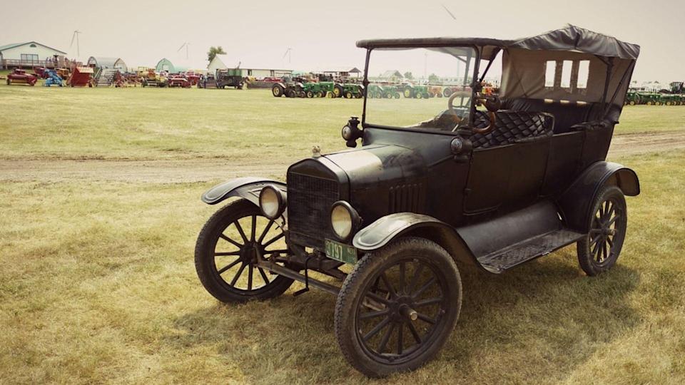 Елон Муск и различните автомобили во неговите раце: список на возила користени и поседувани