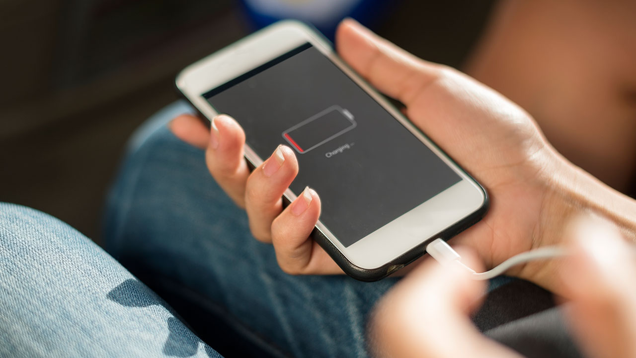 Безбедно полнење: дали долгото држење на телефонот на полнење навечер ја руши меморијата на батеријата?