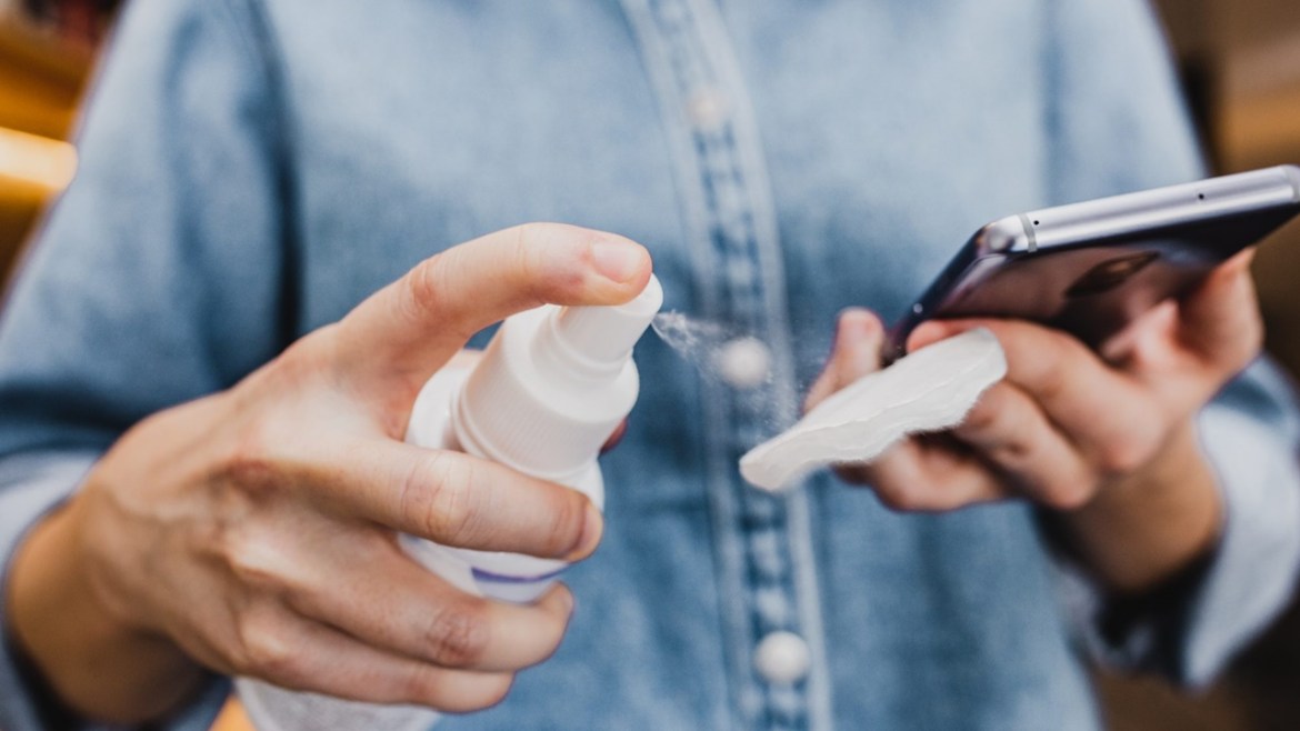 Како безбедно и ефикасно да ги чистите екранот и рацете на вашиот паметен телефон