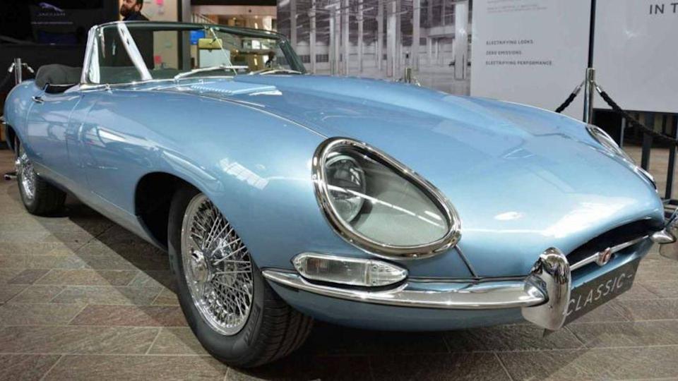 Елон Муск и различните автомобили во неговите раце: список на возила користени и поседувани