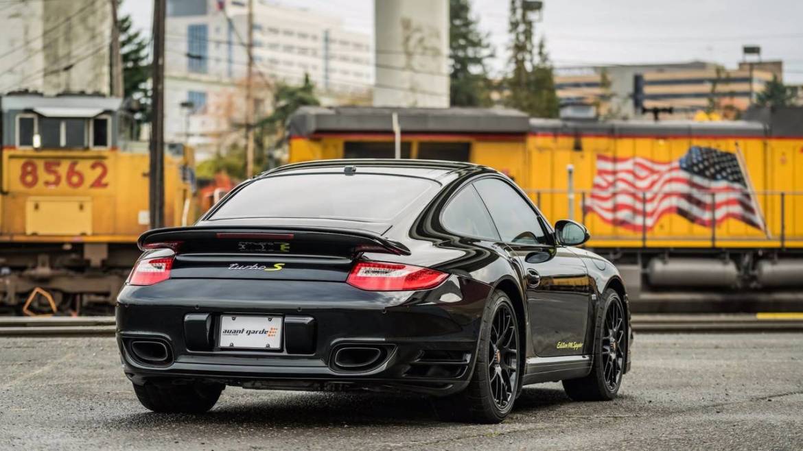 Елон Муск и различните автомобили во неговите раце: список на возила користени и поседувани