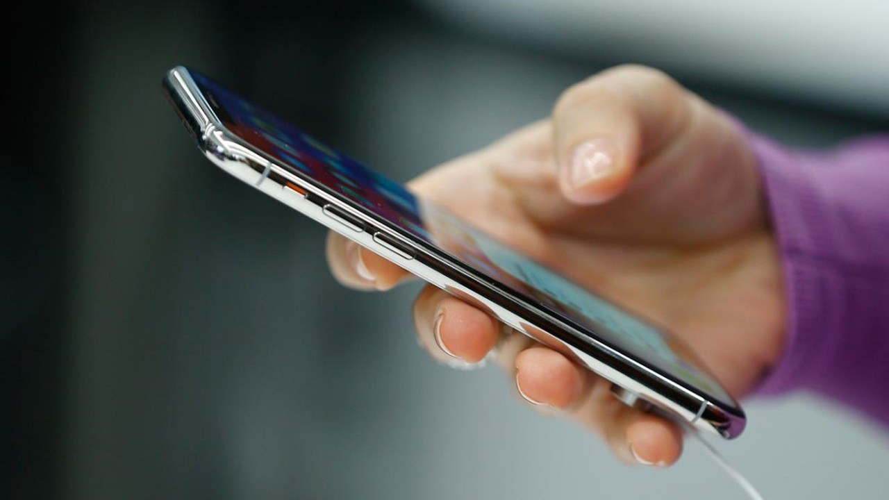 Безбедно полнење: дали долгото држење на телефонот на полнење навечер ја руши меморијата на батеријата?