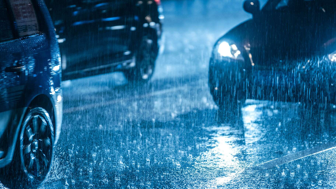 Преглед на совети за возење во влажни услови и дождливи денови