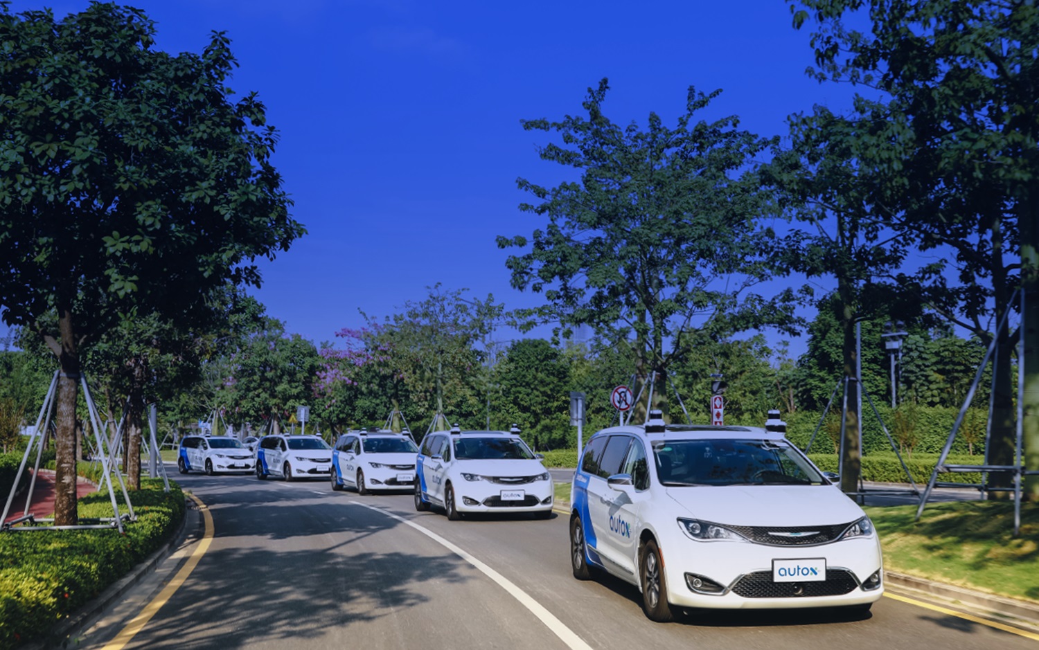 Автономни Робот Такси во Кина: Повеќе од Стварноста на Автопилотот