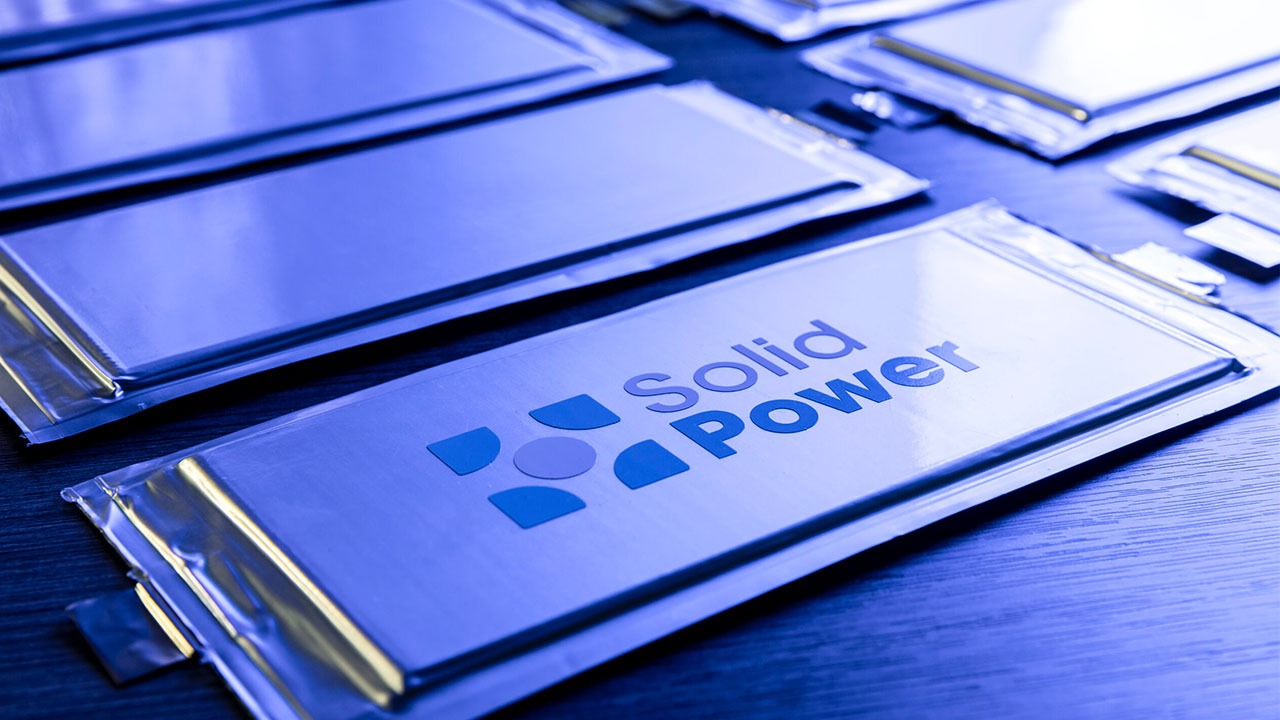 Цврсти батерии во автомобилската индустрија: новиот тек и партнерства