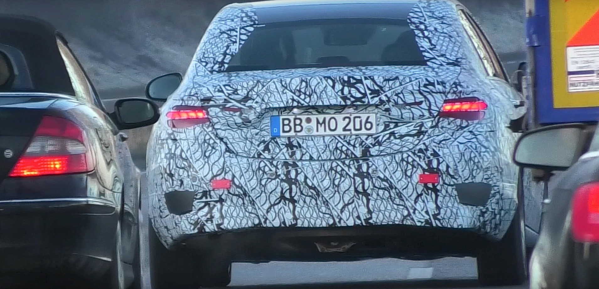 Новa генерација на Мерцедес Е-Серија и C-Серија: Камуфлажа, Фарови и нeнови функции