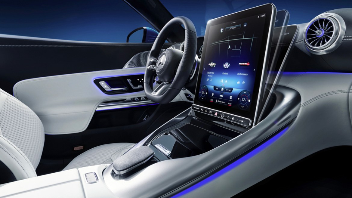 Интерактивни дисплеи во AMG SL Roadster: новиот системски приказ и промените во изведбата