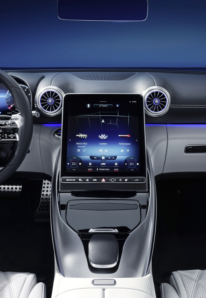 Интерактивни дисплеи во AMG SL Roadster: новиот системски приказ и промените во изведбата