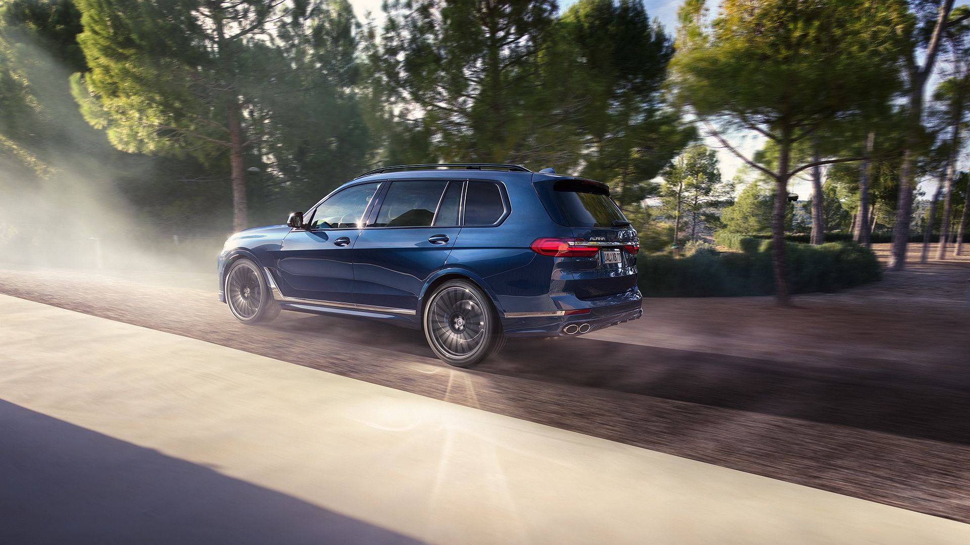 BMW Alpina XB7: Впеливо соништво на патот и стил во X7 серијата