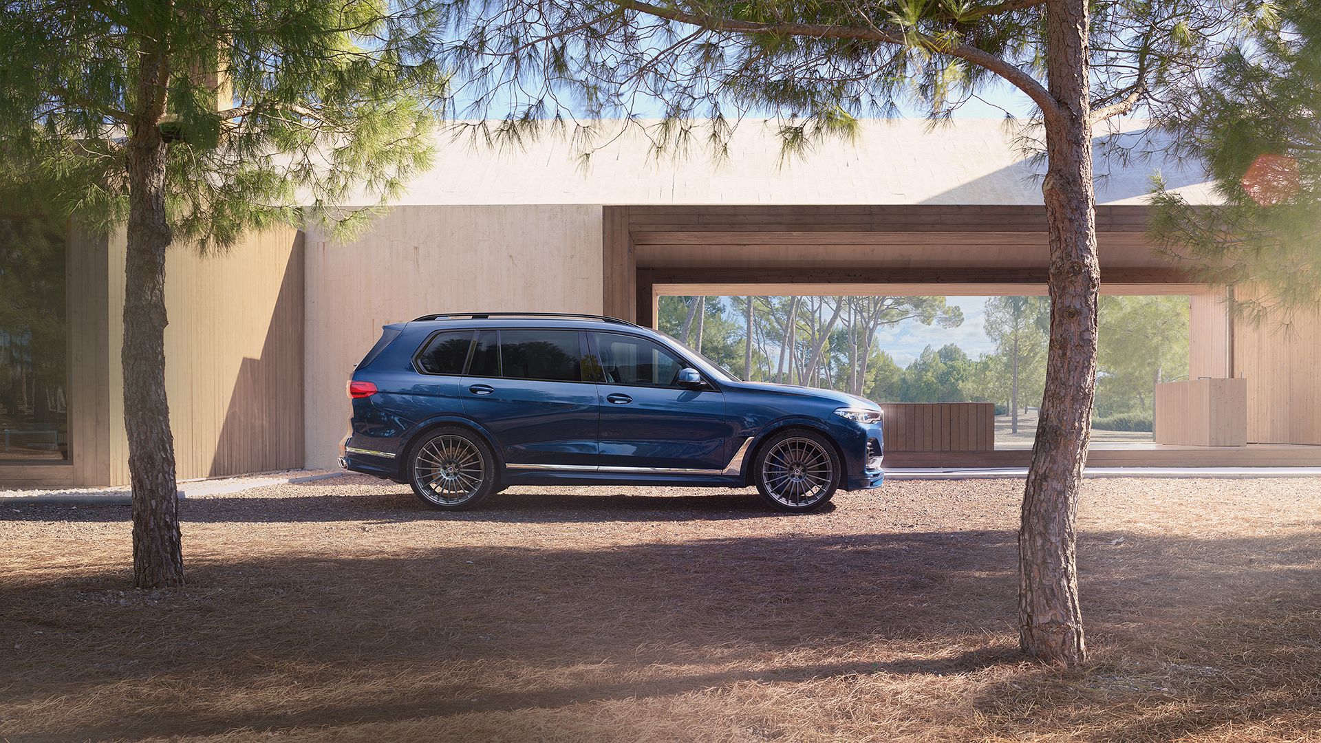 BMW Alpina XB7: Впеливо соништво на патот и стил во X7 серијата