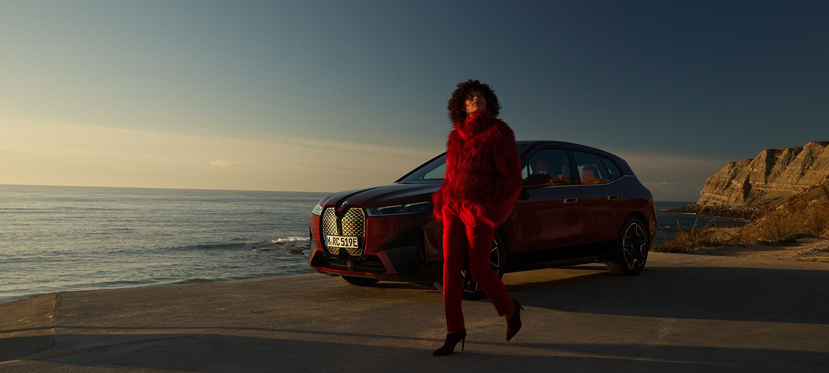 BMW и iX: расплетување на модерниот дизајн и духот на возилото