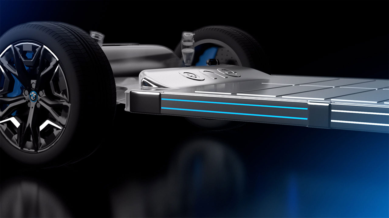 BMW iX: Нови батериски концепти за подолга автономија