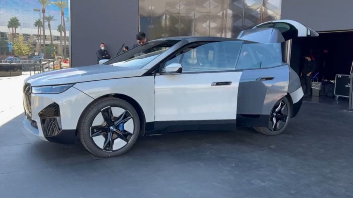 BMW iX M60: Новиот магнет за бојата со едно допирно меникување на CES 2022