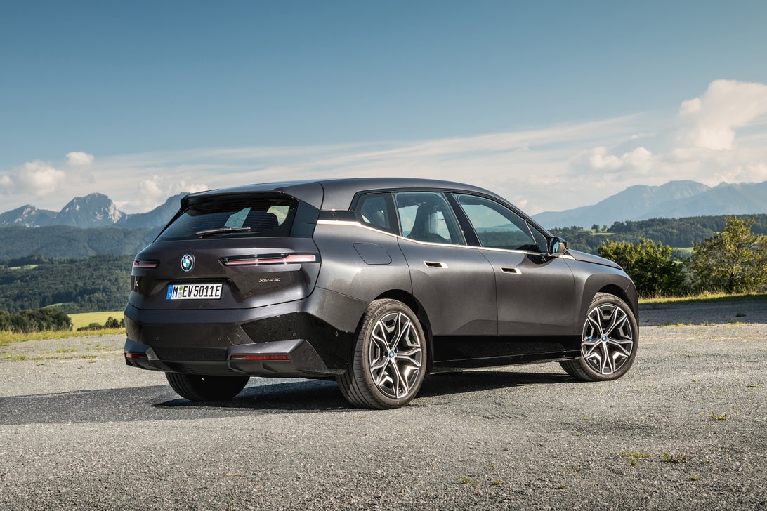 BMW го открива iX M60 и технологијата за променлива боја на возилото на CES 2025