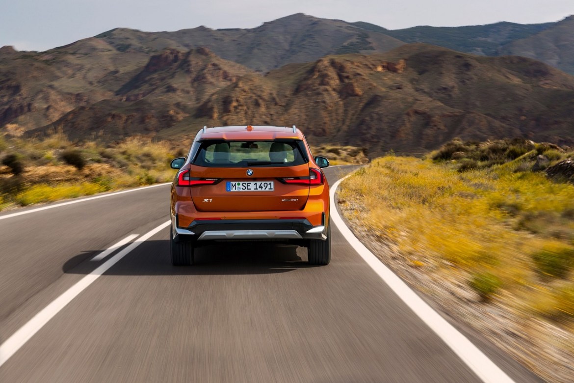 BMW X1 и iX1: Препознаениот пат кон електрични и бензински возила