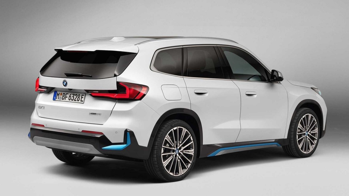 BMW X1 и iX1: Препознаениот пат кон електрични и бензински возила