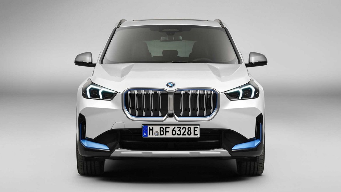 BMW X1 и iX1: Препознаениот пат кон електрични и бензински возила