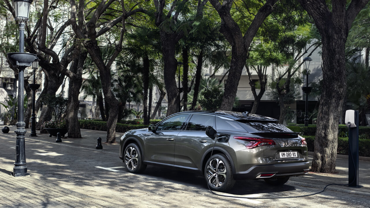 Citroën C5 X: Новиот луксузен хибриден SUV-комфортен седан комбинира стил и напредна технологија