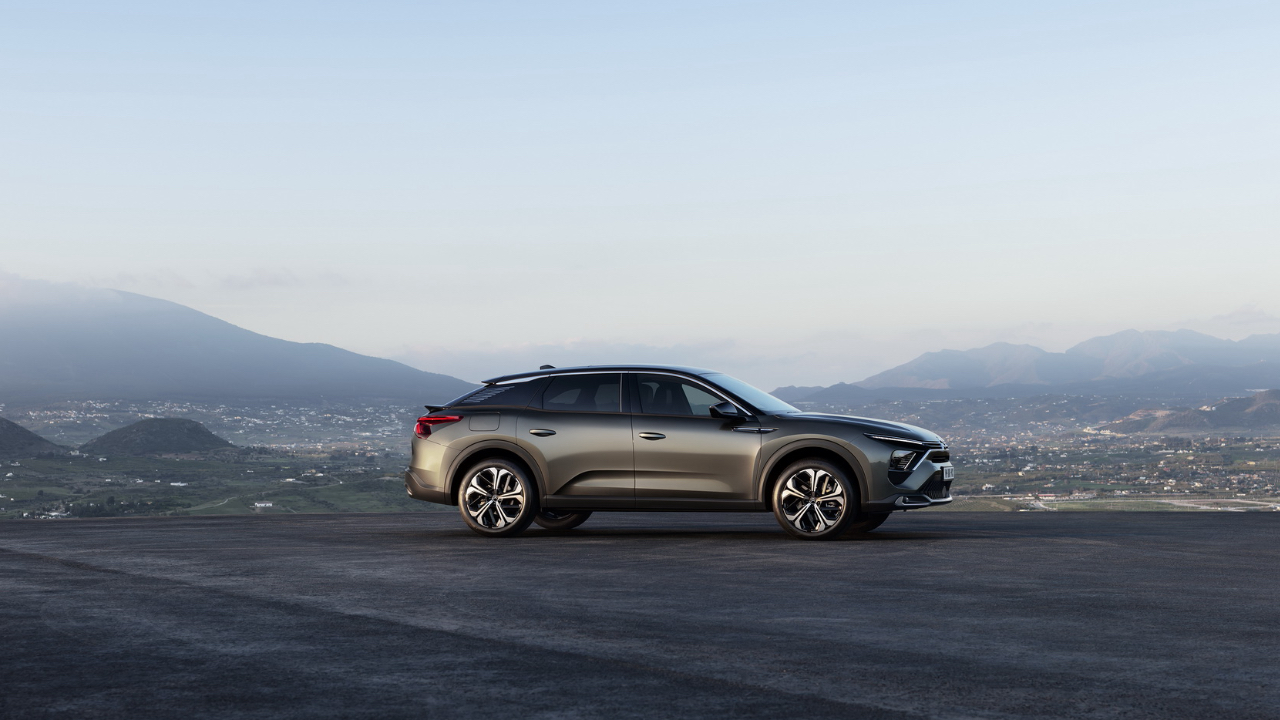 Citroën C5 X: Новиот луксузен хибриден SUV-комфортен седан комбинира стил и напредна технологија