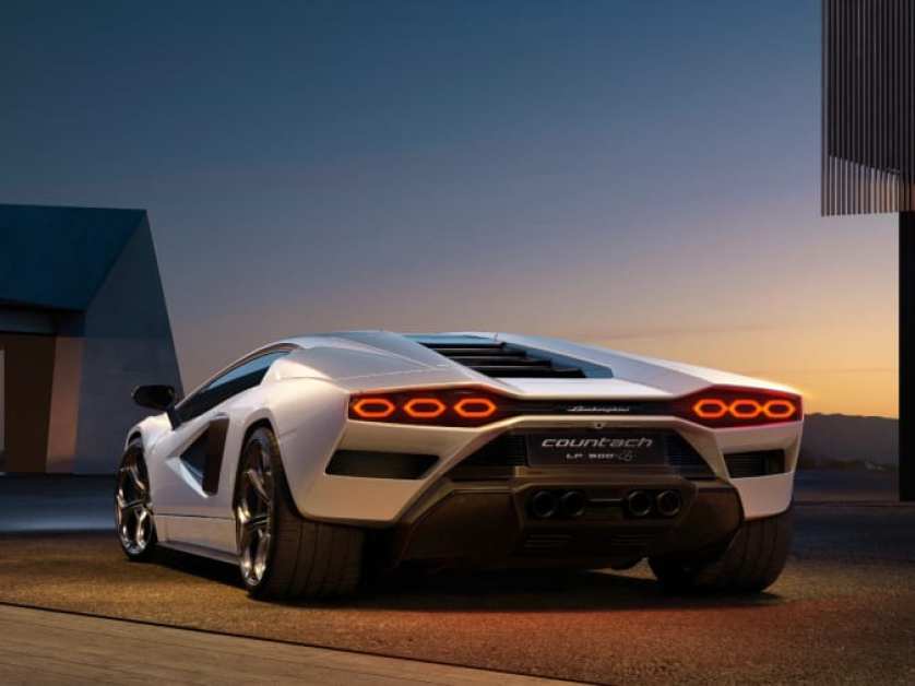 Countach LPI 800-4: Хибриден супер автомобил со уникатен дизајн и моќност