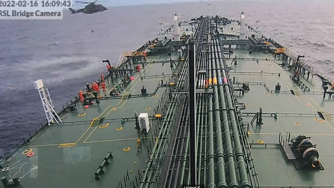 Felicity Ace: Тежок пожар и изгубен товарен брод со луксузни автомобили