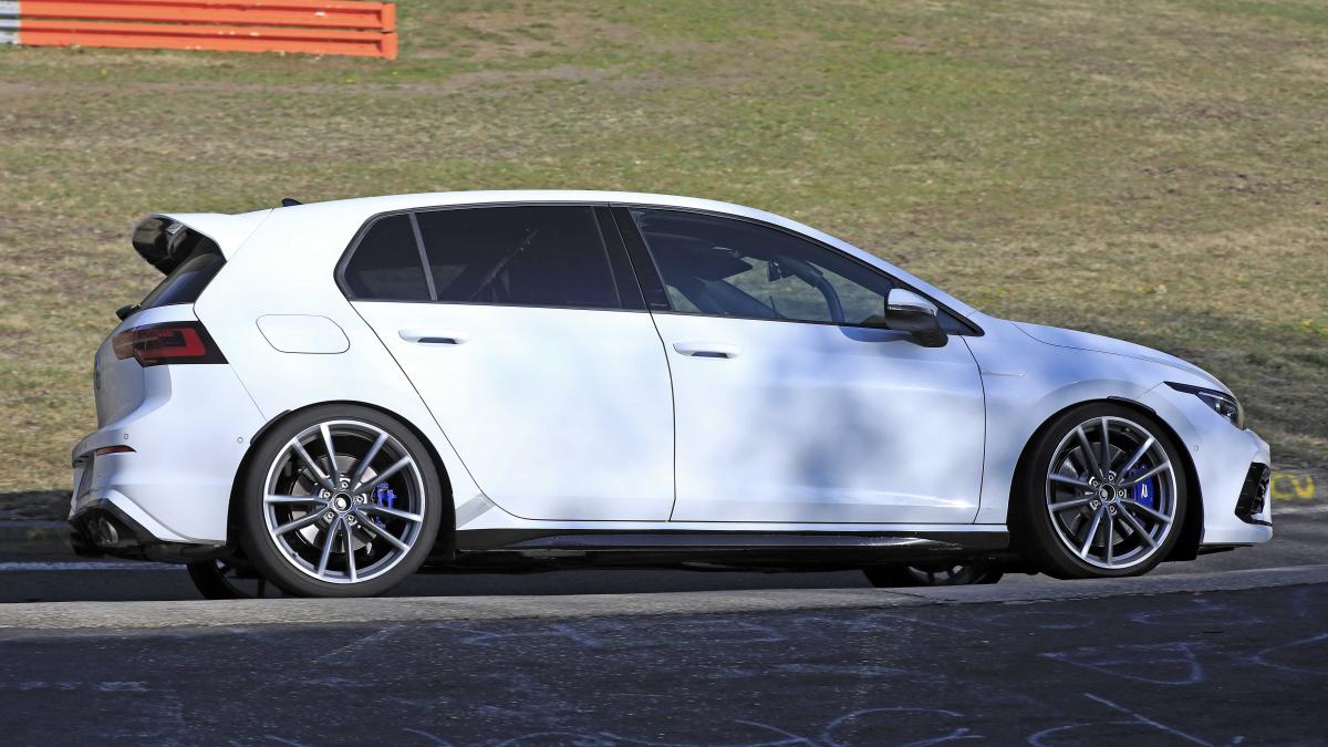 Визуелни и технички прегледи на Golf R: детали за дизајнот и моќта