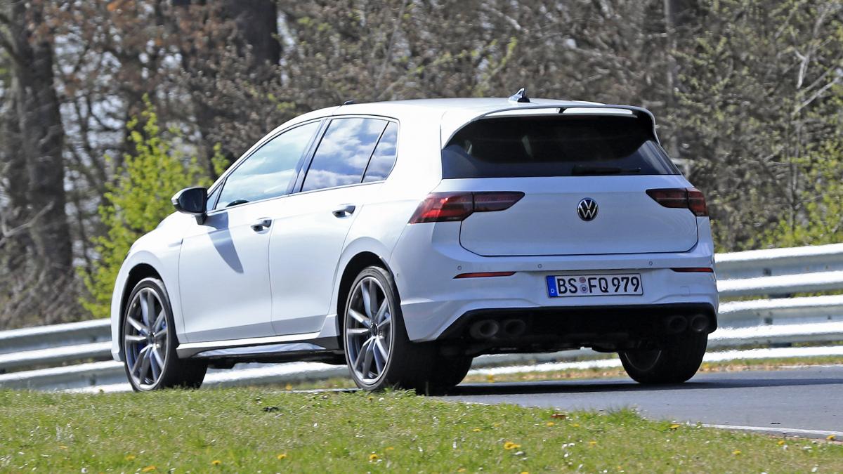 Визуелни и технички прегледи на Golf R: детали за дизајнот и моќта