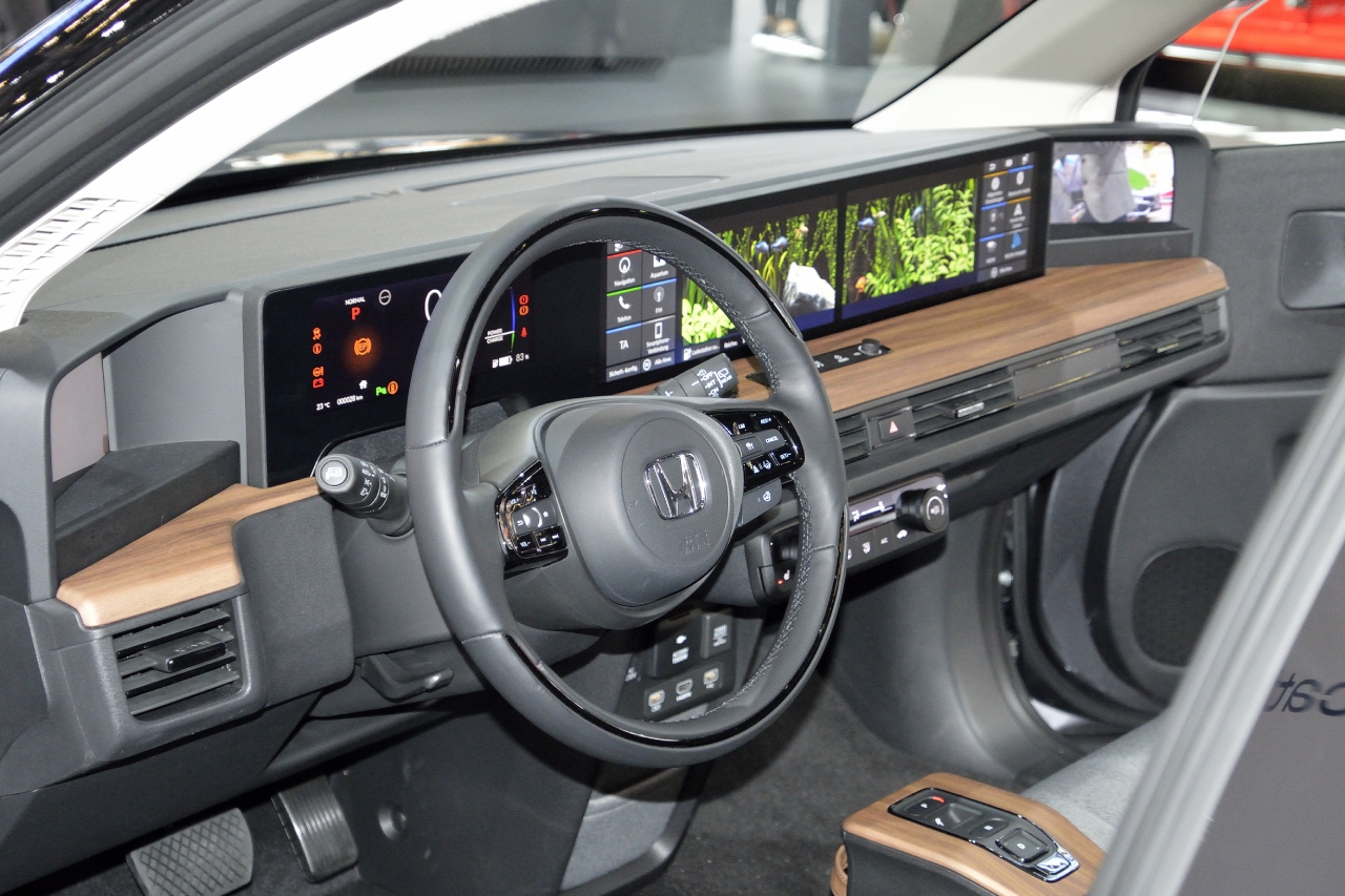 Honda E на Женева: Преглед и тест возење на електричниот градски автомобил