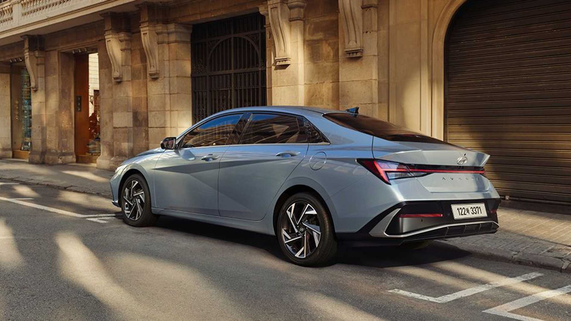 Освежен Hyundai Elantra 2023: нови детали и стилски изрази
