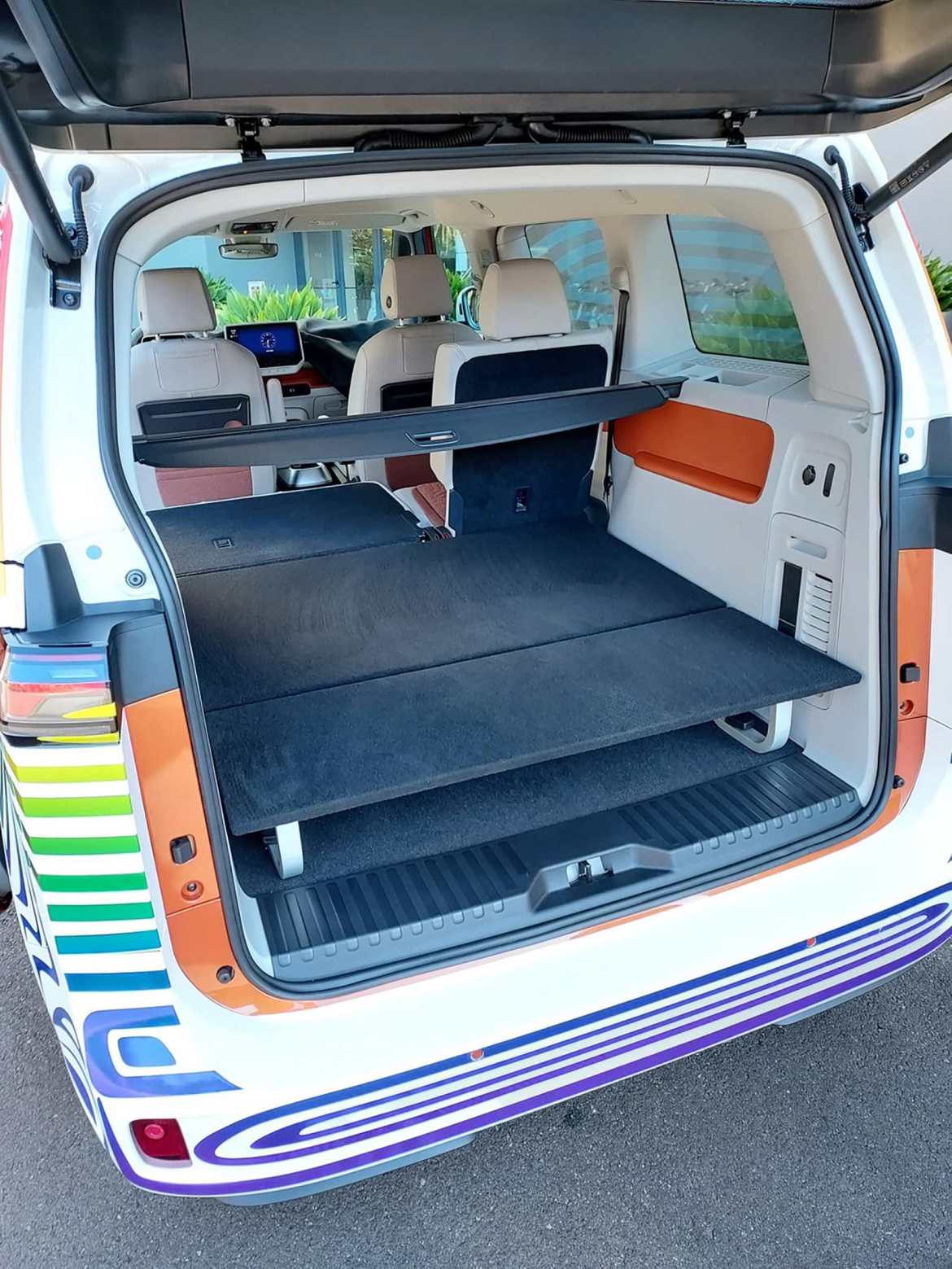 ID Buzz: Внатрешниот дизајн и иднината на електричниот минибус во Европата и Америка