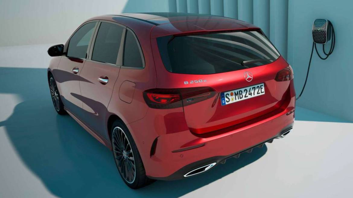 Mercedes-Benz B-Class 2023: обновени изгледи и нови опции за plug-in хибридот B250e