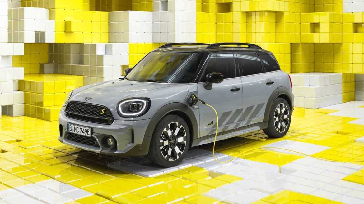 MINI Cooper пристигнува во Турција: Нови Untold, Resolute и Untamed верзии пристапуваат кон овластените продажни места
