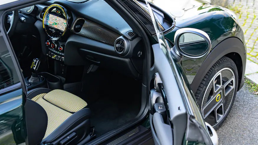 MINI Cooper пристигнува во Турција: Нови Untold, Resolute и Untamed верзии пристапуваат кон овластените продажни места