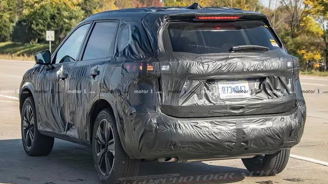 Изглед на новиот Nissan X-Trail: камуфлажата открива многу, дизајнот ги остава тајните