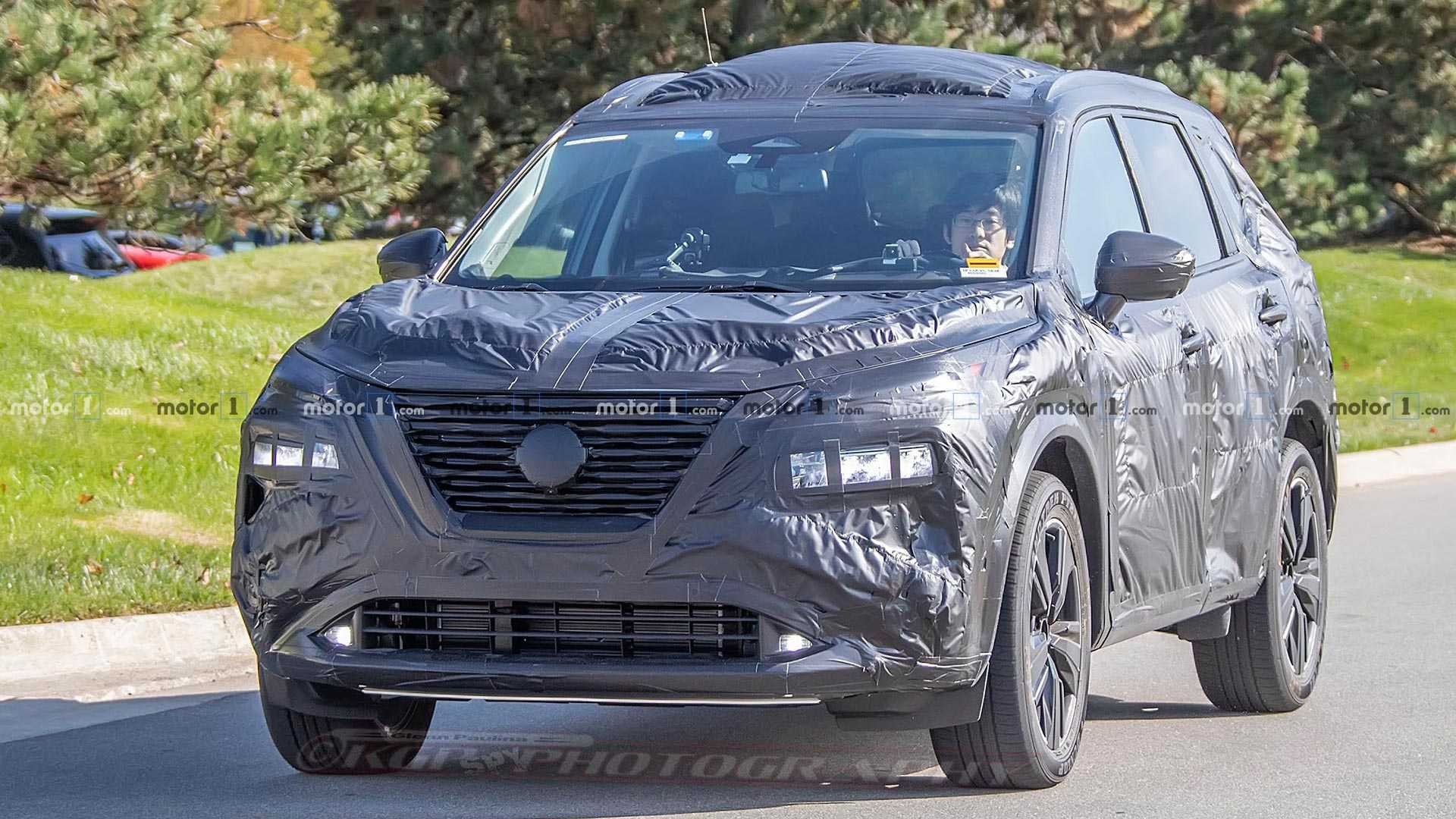 Изглед на новиот Nissan X-Trail: камуфлажата открива многу, дизајнот ги остава тајните