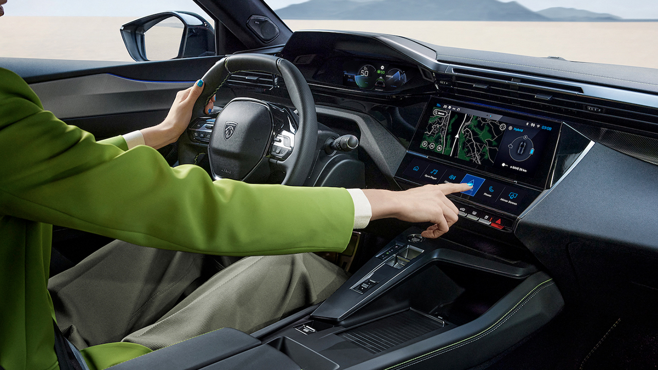 Peugeot 408: Новиот лавовски стил и напредни технологии во компактниот седан