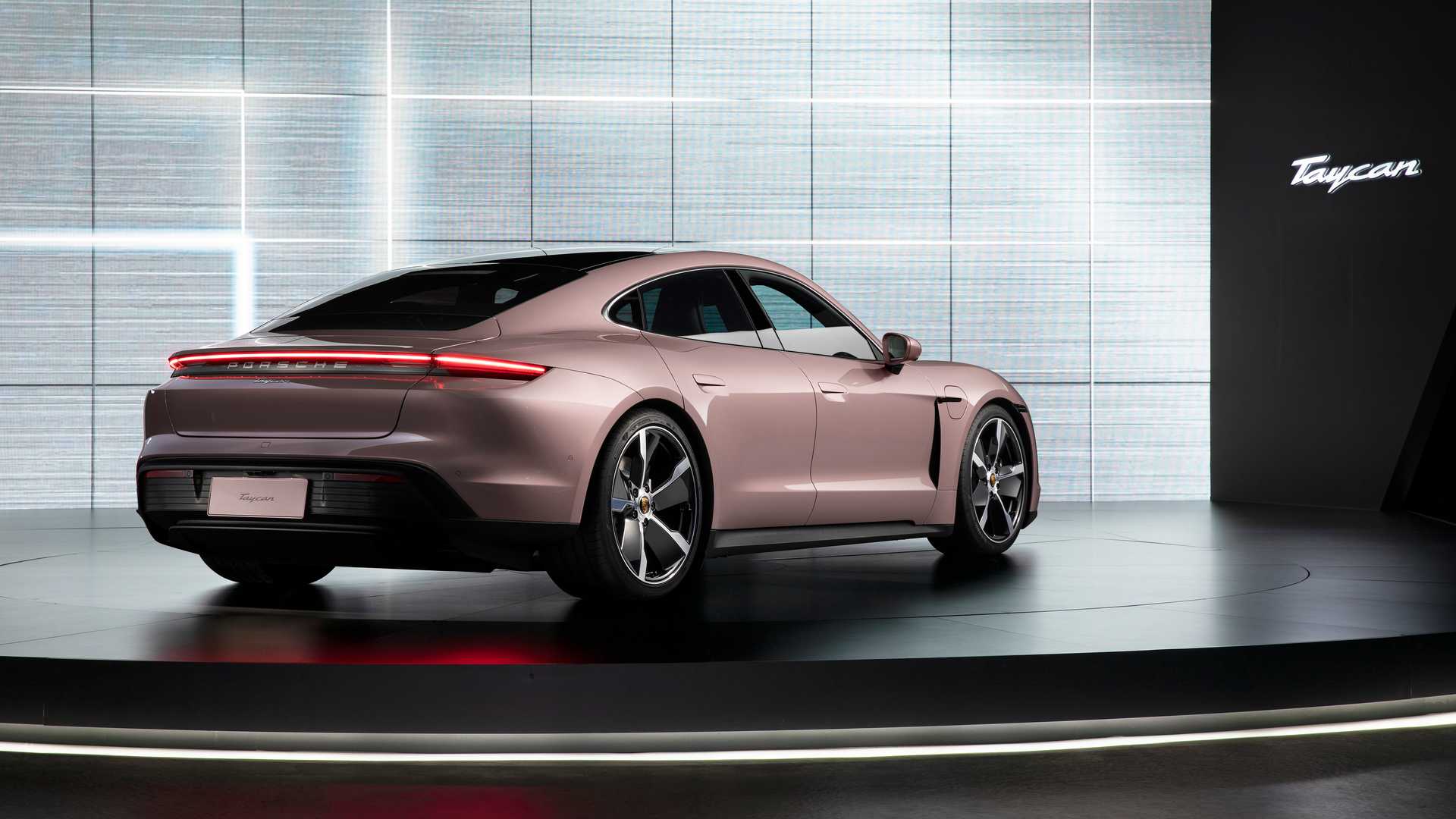 Porsche Taycan: Новиот модел најавува електричен прекин во познатиот стил