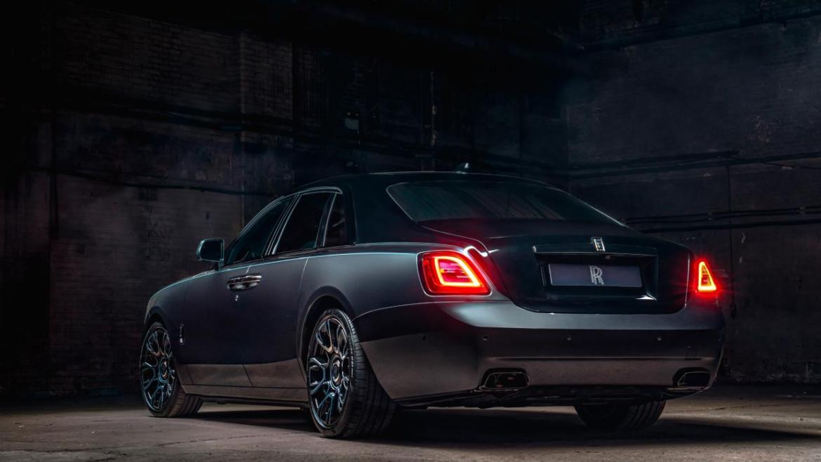Rolls-Royce Black Badge Ghost: Врв на луксузот и технолошката мајсторија