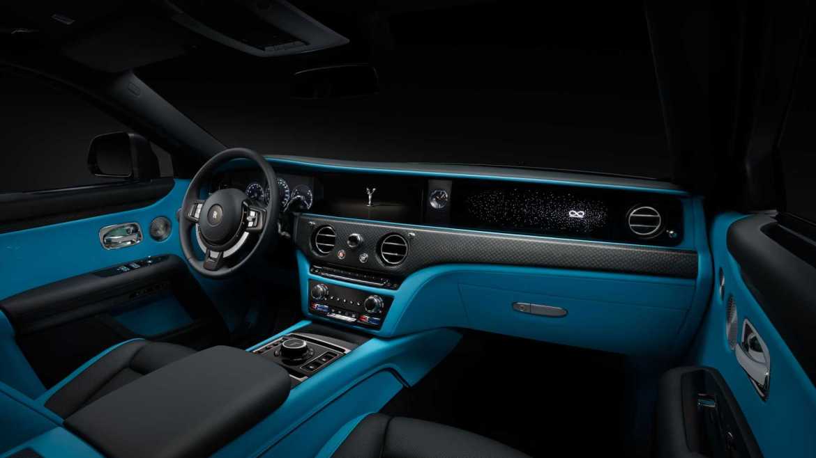 Rolls-Royce Black Badge Ghost: Врв на луксузот и технолошката мајсторија