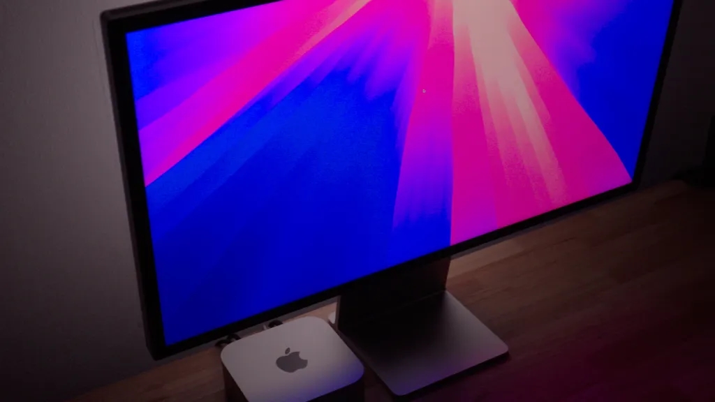 Studio Display Tremors: MacBook Pro with macOS Tahoe Reports Screen Shakes Despite Updates
