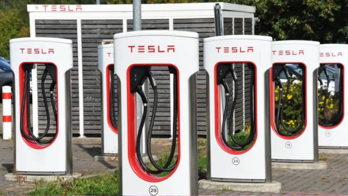 Тесла Supercharger: Брзина и Распоред за Глобална Климатска Трансформација
