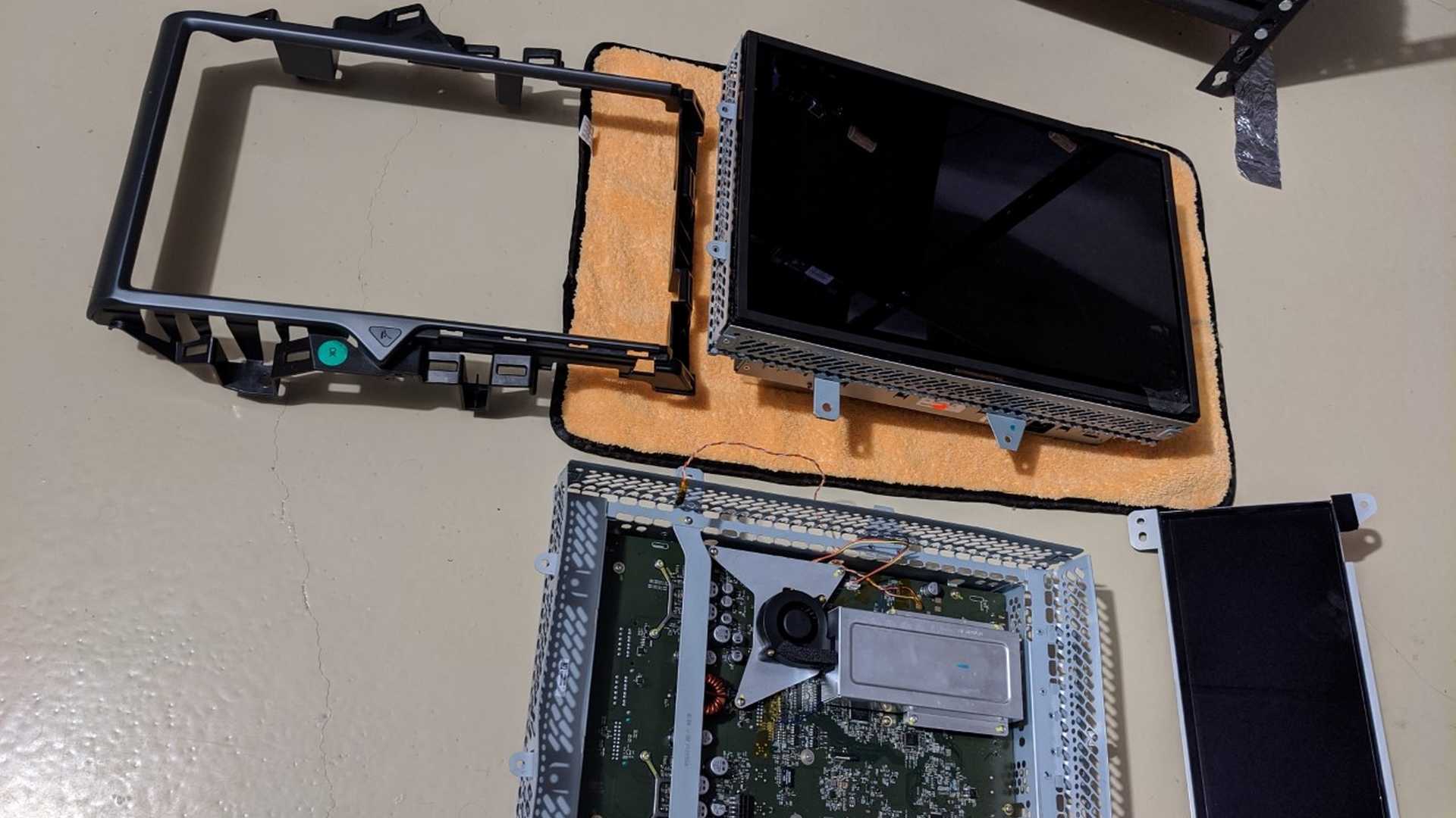 Безбедносни пропусти во Tesla: Перипетии околу приватните податоци и активните напади