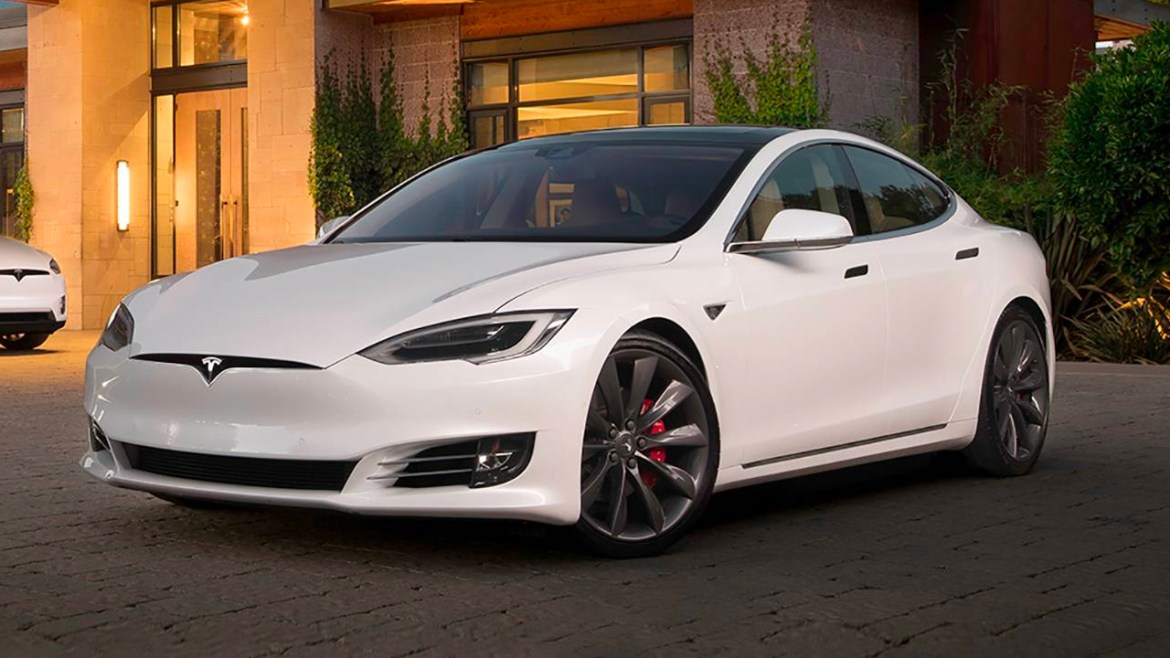 Tesla и 1000 километри автономија: Маск и реакциите во автомобилската индустрија