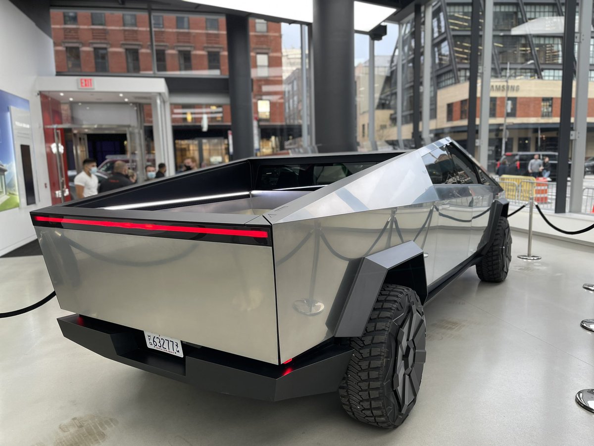 Tesla Cybertruck: Прототипи, цена и идентитет на ерата на електрични имиња