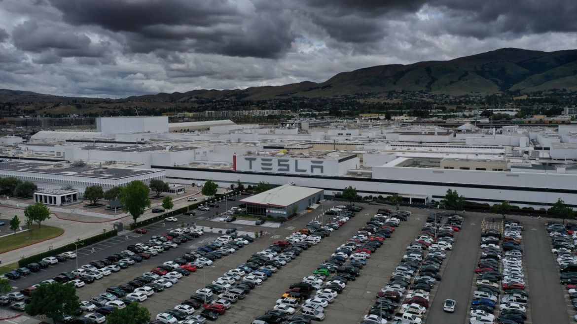 Tesla и казни: истражување на загадувањето и критиката кон контролата на емисиите во Fremont