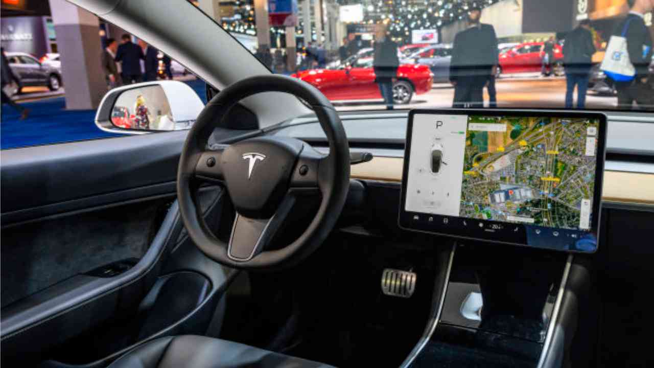 Tesla Model 3: Робот Такси и Лични Внатрешни Камери - Нова Перспектива