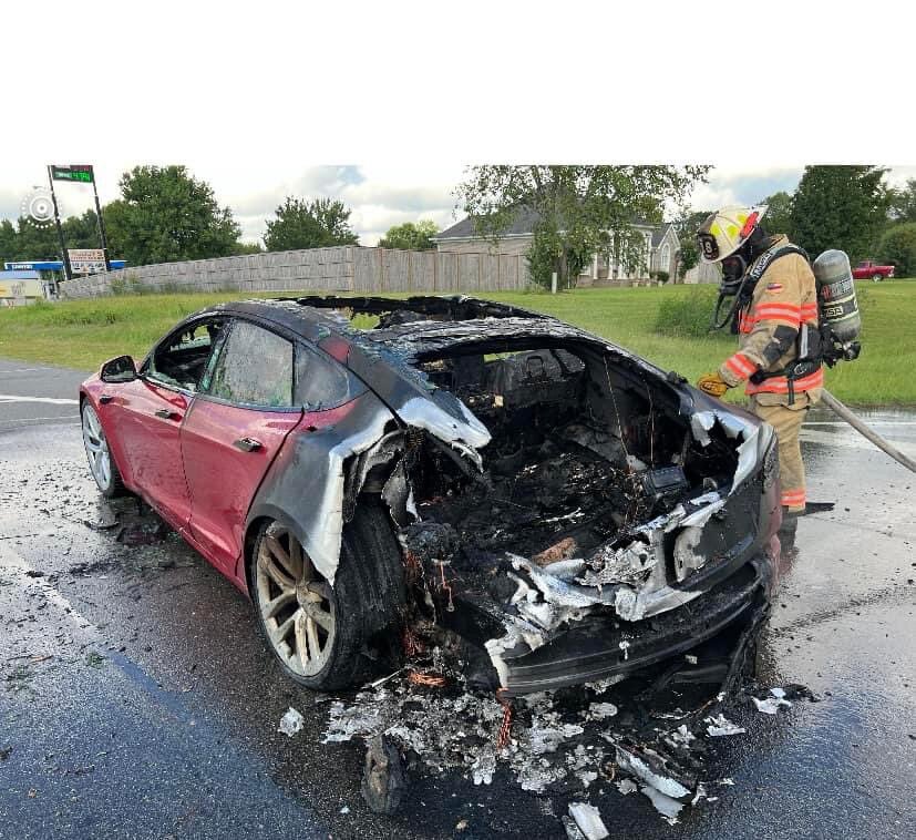 Tesla Model S Plaid: непредвидено палење на патот и други забелешки за безбедноста
