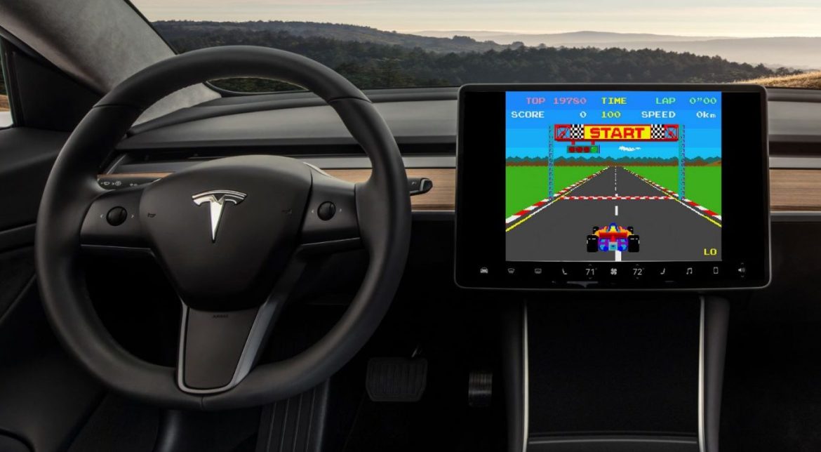 Tesla Passenger Play: Безбедносни предизвици и можности во возилото