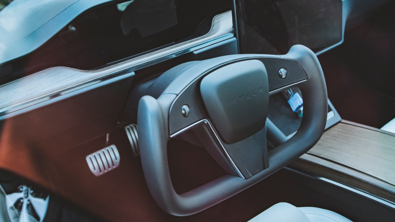 Tesla обновувањата: новиот волан и модернизација на моделите S и X